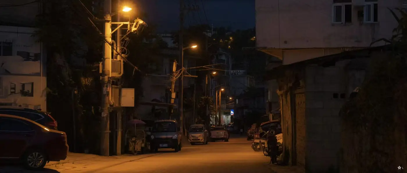 夜晚被暖色路灯照亮的街巷