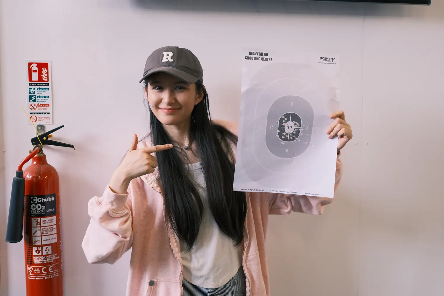 李榆蓉在射击体验馆展示靶纸